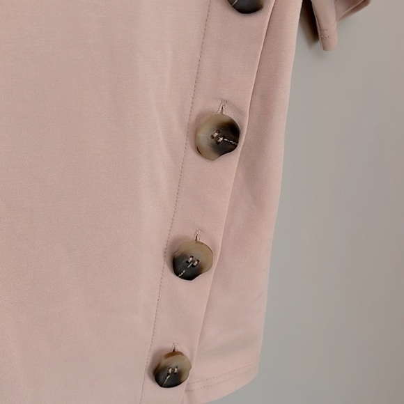 Reserved button detail top - Picture 3 of 5